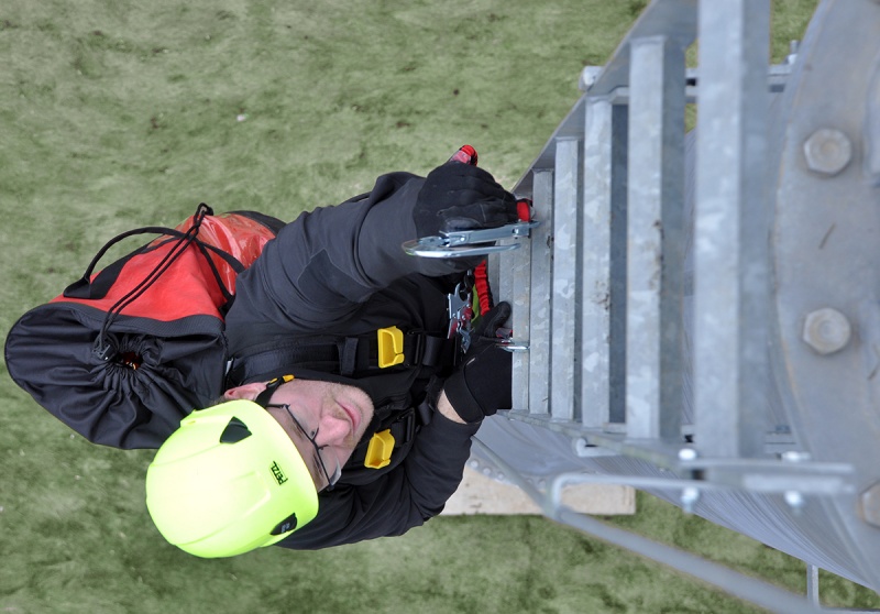 Безопасное перемещение по лестницам и опорам