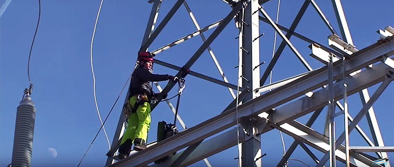 Демонстрация приемов обеспечения безопасности при работе и эвакуации пострадавшего с опоры