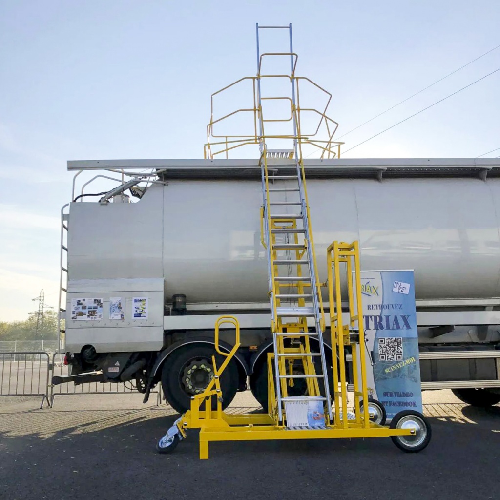 Пример использование подкатных ограждений для обеспечения безопасности работ на автоцистерне